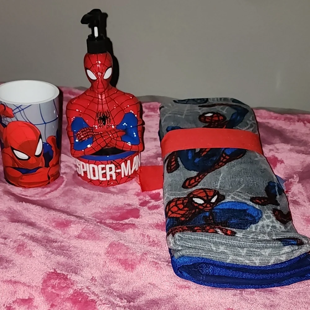 ✨️NWT SPIDERMAN 4PC BATHROOM SET / 2 TOWELS/ CUP/ SOAP HOLDER